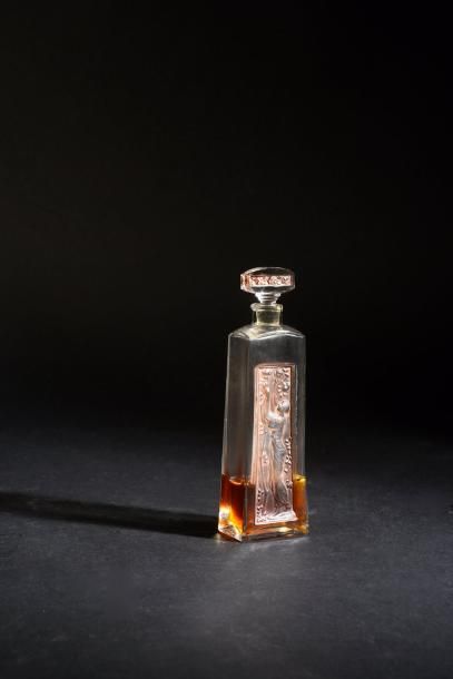 NOLDY «Noldia» - (années 1920)
Très rare flacon en verre incolore pressé moulé de...