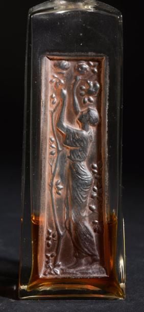 NOLDY «Noldia» - (années 1920)
Très rare flacon en verre incolore pressé moulé de...