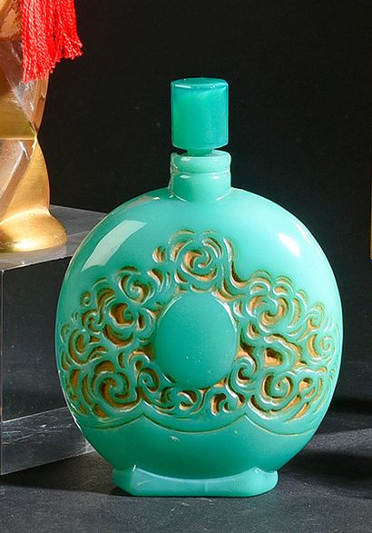 Lionceau «Parfum pour Blondes» - (années 1920)
Flacon en verre opaque vert malachite...