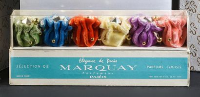 Marquay - (années 1950) Coffret carton titré comprenant six diminutifs parfums présentés...