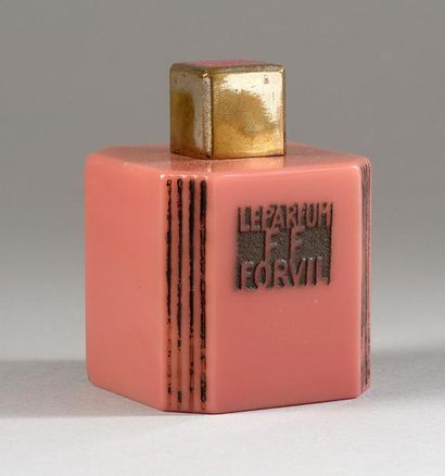 Forvil «Le Parfum FF» - (années 1920)
Rare flacon moderniste en cristal opaque rose...