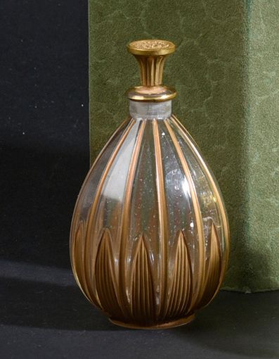 Gueldy «Ador» - (1924)
Flacon en verre incolore pressé moulé de section cylindrique,...
