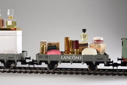 Lancôme - (années 1990) Objet publicitaire sous forme d'un train électrique de la...