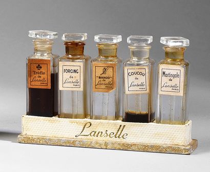 LANSELLE - (années 1945-50) Présentés sur socle en carton titré, cinq flacons testeurs...