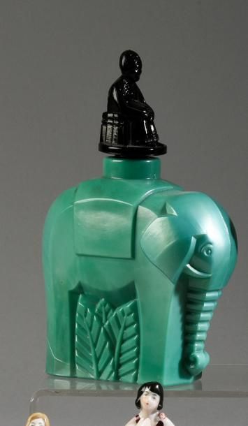 CRISTALLERIES DE BOHEME - (années 1930) Elégant flacon Art Déco en verre opaque vert...