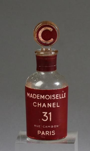 null MADEMOISELLE CHANEL - «n°31» (années 1940)
Rare flacon carafon en verre incolore...