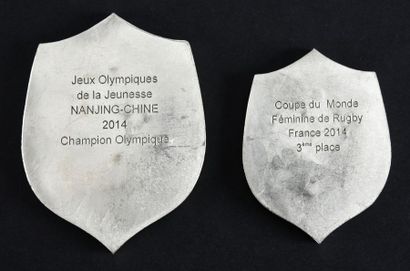 null Ensemble de 2 écussons en métal de la FFR pour le titre de Champion Olympique...