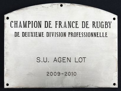 null Plaque de Champion de France de 2e division professionnelle remise au S.U Agen...