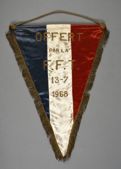 null Fanion brodé de la Fédération Française de Tennis «Offert par la FFT le 13-07-1968».
Dim....