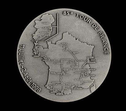 null Médaille commémorative du Tour de France 1998. Signée JYM.
Diamètre 80 mm.