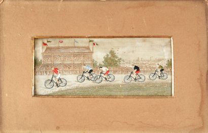 null Broderie sur soie. «Course cycliste».
Circa 1900.
Dim. 6 x 14 cm.
Etat d’us...