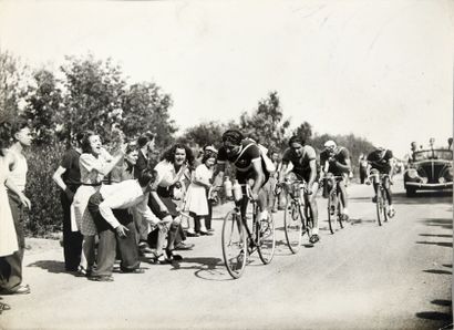 null Lot de 38 photos originales de presse. Le cyclisme sur la route et la piste....