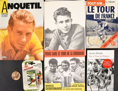 null Jacques Anquetil. Ensemble de livres, photos et accessoires à son effigie.