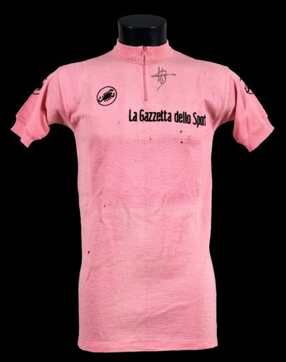 null Bernard Hinault. Maillot rose de leader porté sur le Tour d’Italie 1985. Il...