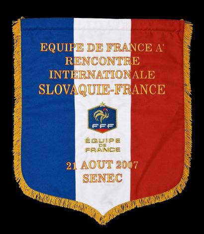 null Fanion officiel de l’équipe de France A’. Match amical contre la sélection A’...