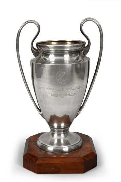 Réplique du trophée de la Ligue des Champions. - Lot 598