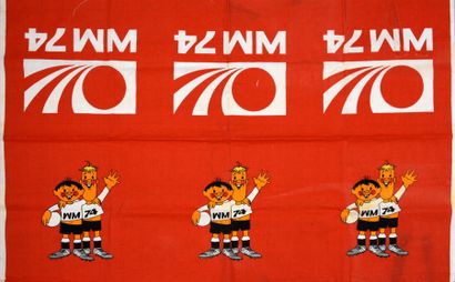null Drapeau de la Coupe du Monde 1974 avec les mascottes Tip et Tap.
Dim. 78 x 120...