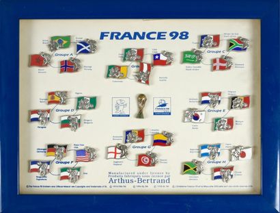 null Cadre. «France 98» comportant tous les pin’s officiels de la Coupe du Monde....