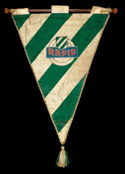 null Fanion officiel de match du «Sport Club Rapid». Club autrichien fondé en 1899,...