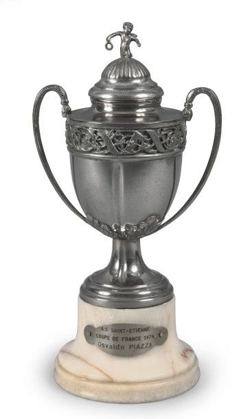 null Trophée de vainqueur de la Coupe de France 1974 attribué à Oswaldo Piazza avec...
