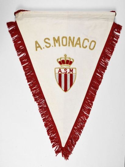 null Fanion offciel de match de l’AS Monaco années 80. Brodé au fil d’or.
Dim. 35...