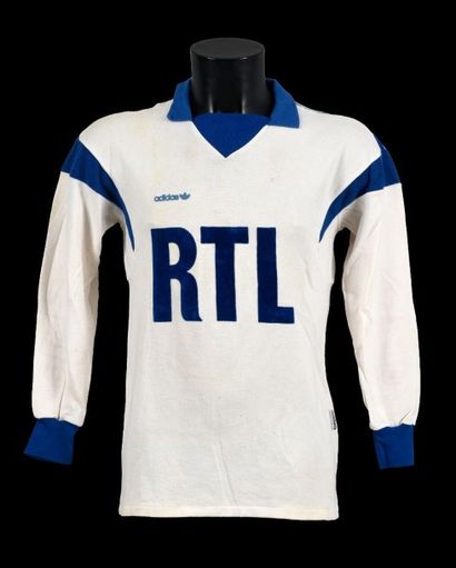 null Roger Boli n°9. Maillot de l’AJ Auxerre pour la Coupe de France 1986-1987. Les...