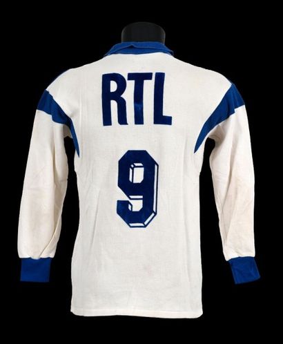 null Roger Boli n°9. Maillot de l’AJ Auxerre pour la Coupe de France 1986-1987. Les...