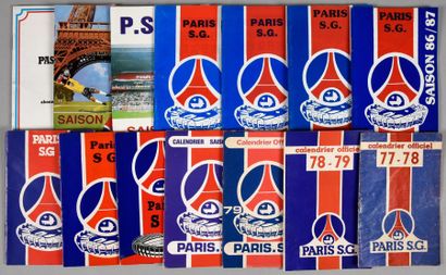 null Ensemble de 13 calendriers officiels du Paris Saint-Germain entre 1977 et 1992.
Etat...