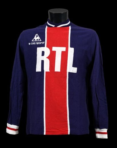 null Maillot n°5 du Paris Saint-Germain FC porté pour la saison 1976-1977. Les parisiens...