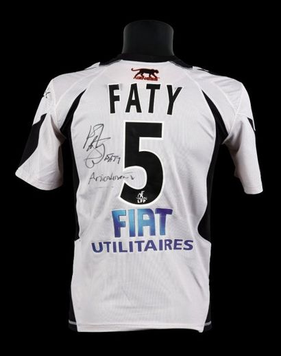 null Jacques Faty n°5. Maillot porté avec le Stade Rennais FC pour la saison2006-2007...