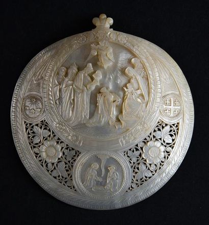 null Coquille en nacre présentant un décor sculpté en relief et gravé.
Scène de la...