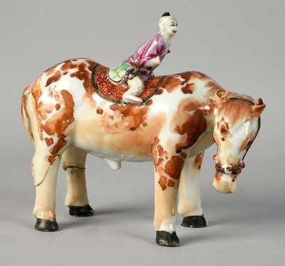 CHINE Groupe en porcelaine formé d'un homme assis sur un cheval, à décor polychrome...