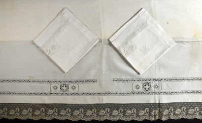 null Parure de lit brodée, drap et ses deux taies, vers 1930.
Parure de lit, drap...