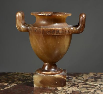 null Vase de style antique en albâtre, gravé d'une inscription grecque.
Accidents,...