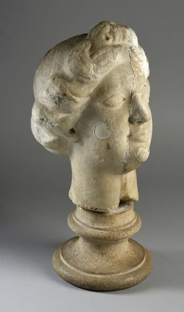null Tête de femme en marbre blanc scuplté, constitué d'éléments anciens, d'époques...