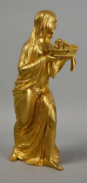 null Vestale en bronze ciselé et doré, représenté debout, portant dans ses mains...