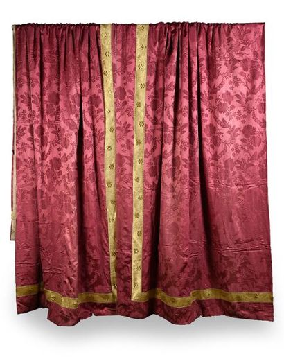 null Paire de rideaux en damas rouge, style Louis XV, grand décor de méandres de...
