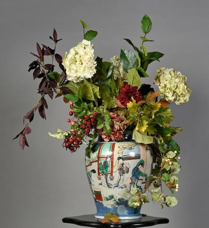 null Grand vase en porcelaine de Chine
XVIIIe siècle.
H.: 44 cm.
Accidents, réparations.

Provenance:...