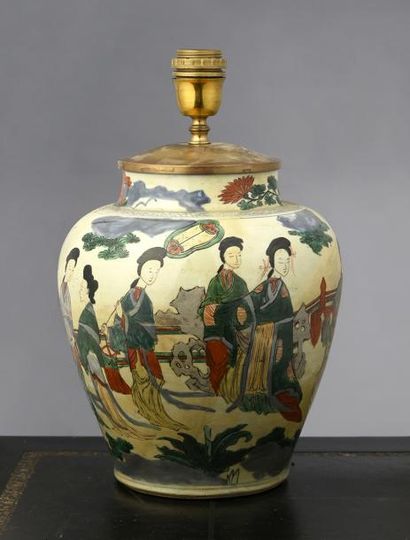 null Vase en porcelaine de Chine à décor de personnages.
XVIIIe siècle
H.: 29 cm.

Provenance:...