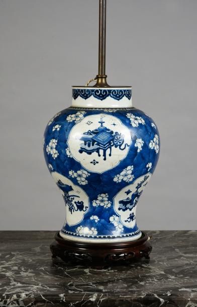 null Potiche en porcelaine de Chine à fond bleu caillouté et fleurs de cerisier à...