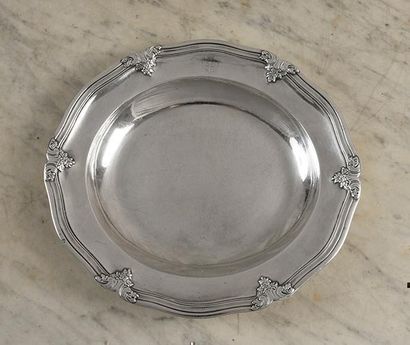 null Paire de plats en argent, creux et légèrement ovales, la bordure à filet contours,...