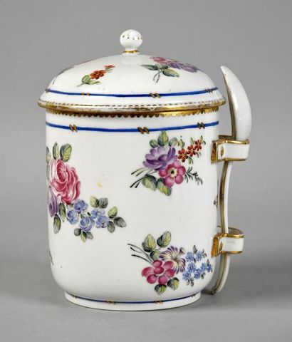 SAMSON Pot à tabac couvert et sa cuillère en porcelaine dans le style de Sèvres à...
