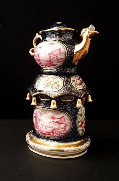 null Manufacture de Bayeux, période Langlois

Tisanière en porcelaine à décor chinoisant...