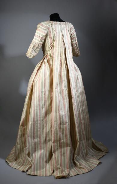 null Robe à la française, vers 1770-1780, manteau et jupon en taffetas crème vivement...
