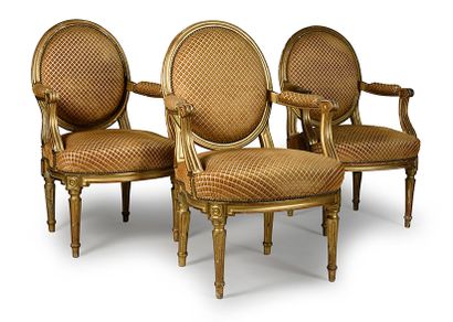 null Suite de 6 fauteuils à la reine en bois mouluré et doré, assise en fer à cheval,...