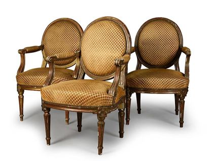 null Suite de 6 fauteuils à la reine en bois mouluré et doré, assise en fer à cheval,...