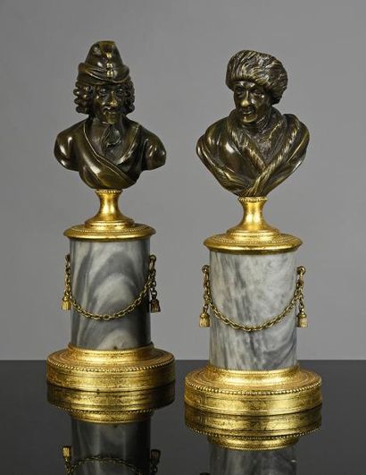 null Paire de bustes Voltaire et Rousseau, en bronze patiné, sur des socles en marbre...