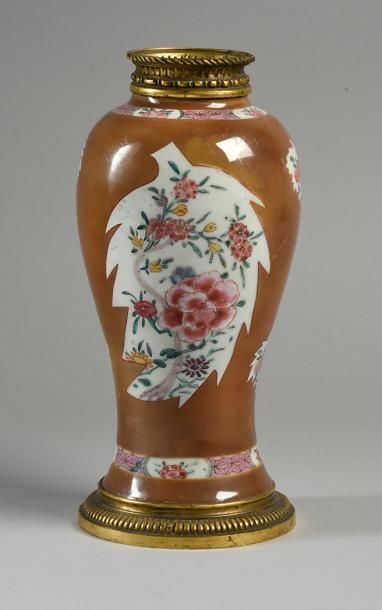 null Vase à fond capucin, décor de cartouches fleuris.
(Restaurations)
Chine XVIIIe...