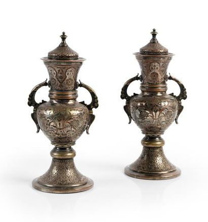 CHRISTOFLE Paire de vases cassolettes de style qâdjâr formant bougeoir en bronze...