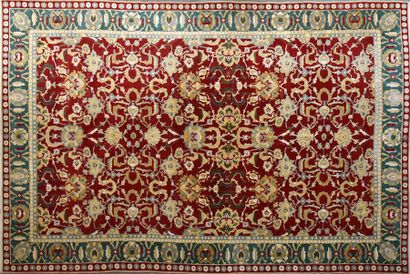 null Important tapis Agra en laine à points noués, à fond rouge rubis, la bordure...